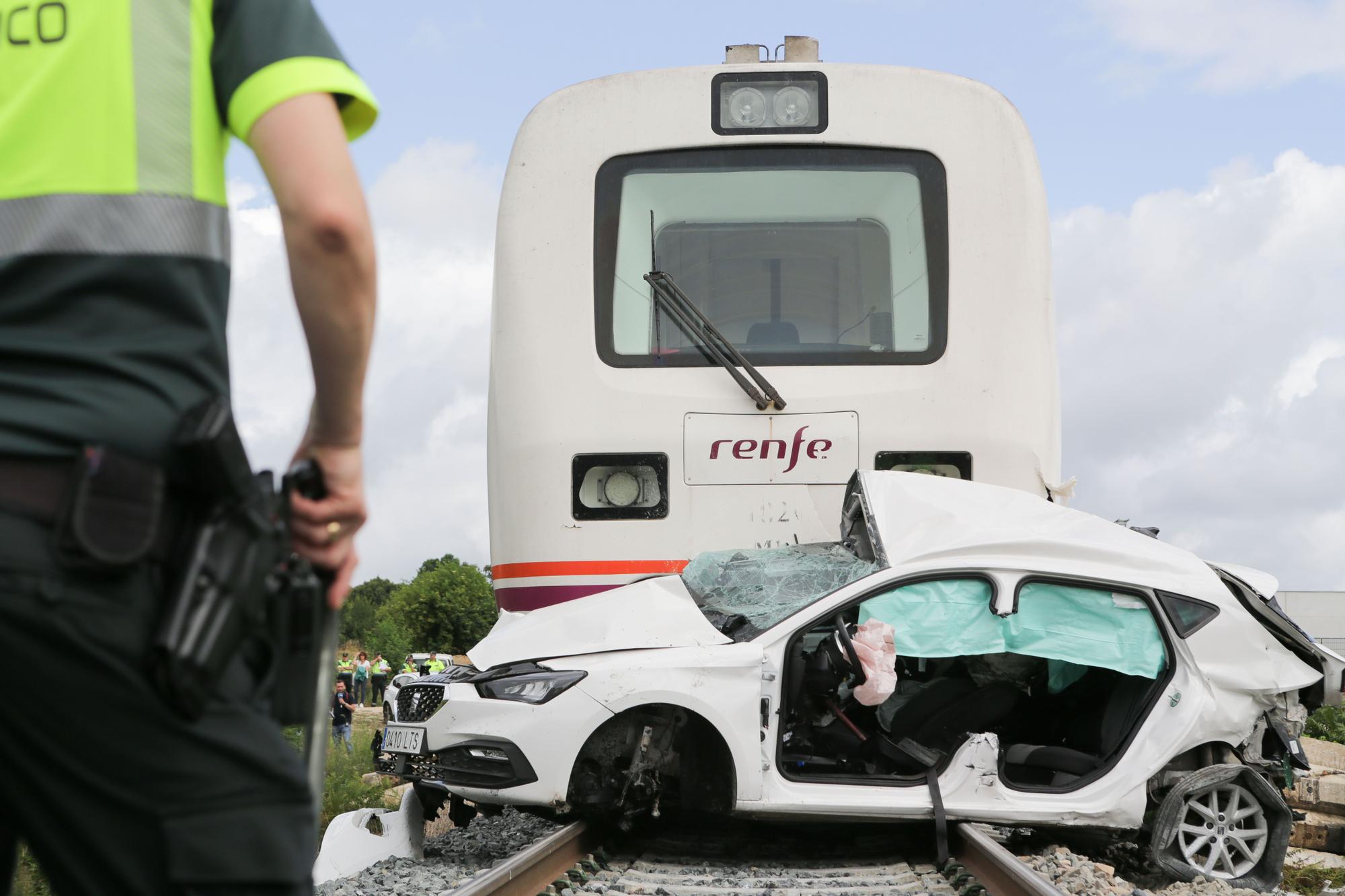 Un muerto y dos heridos graves al arrollar a un coche un tren que salió de A Coruña en un paso a nivel en Lugo