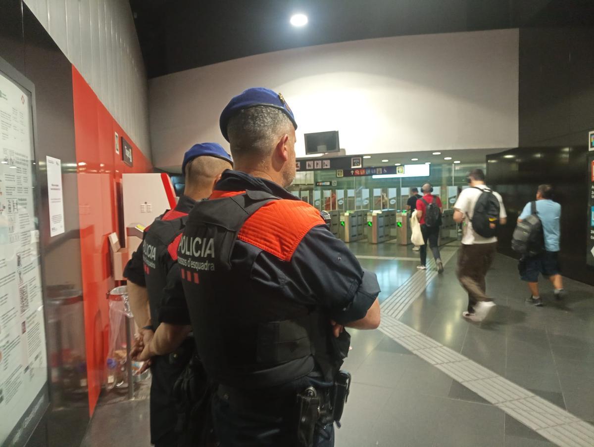 Los Mossos durante un dispositivo en L'Hospitalet de Llobregat