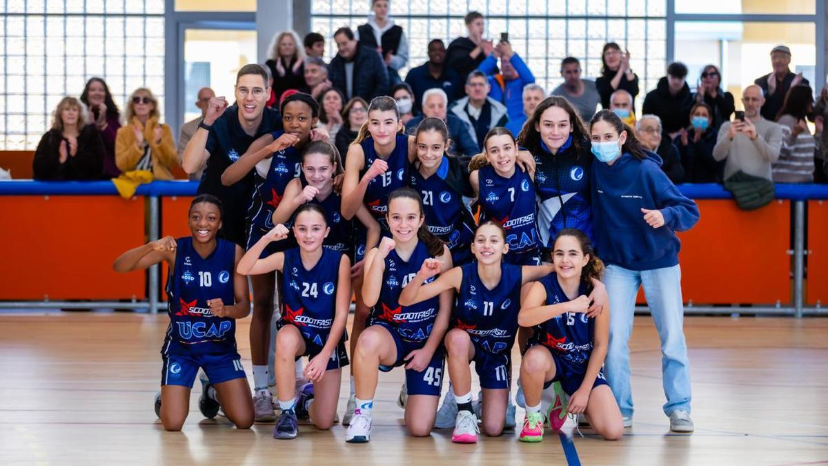 La plantilla de l'UCAP celebra l'èxit.