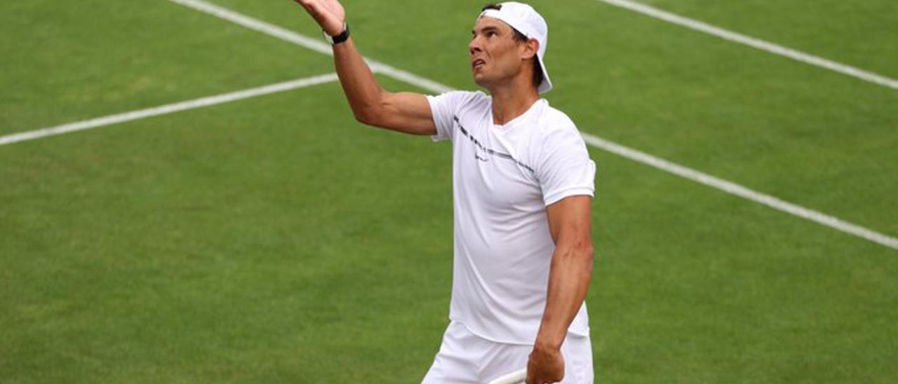 Nadal ejecuta un servicio en un entrenamiento en Wimbledon.