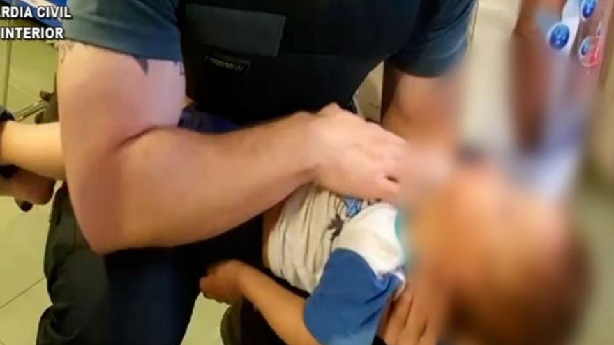 Un guardia civil realiza la maniobra a un niño. | ARCHIVO
