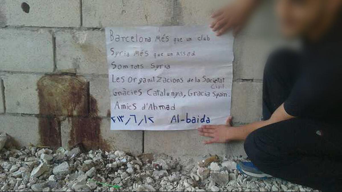 Imagen del cartel de agradecimiento realizado por los amigos de Ahmad Ozman, el 'niño del Barça' sirio, en Al Baida.