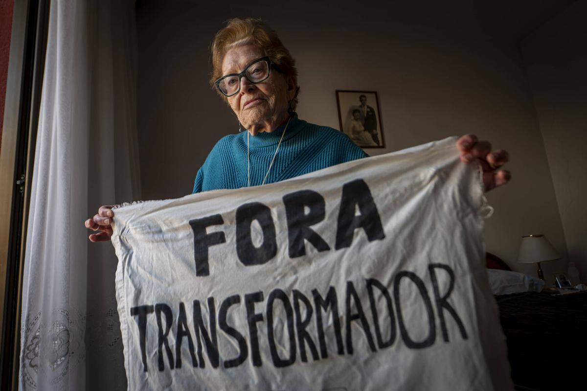 Barcelona, 14/01/2026 Barcelona. Quejas por los apagones frecuentes en el barrio de la Prosperitat. Hemos quedado con una mujer mayor y su nieta. La mujer mayor tiene movilidad reducida y teleasistencia; los apagones habituales hacen que quede aislada porque no funcionan ni el ascensor ni el dispositivo de teleasistencia. PERSONA: Gabriela. AUTOR: MANU MITRU