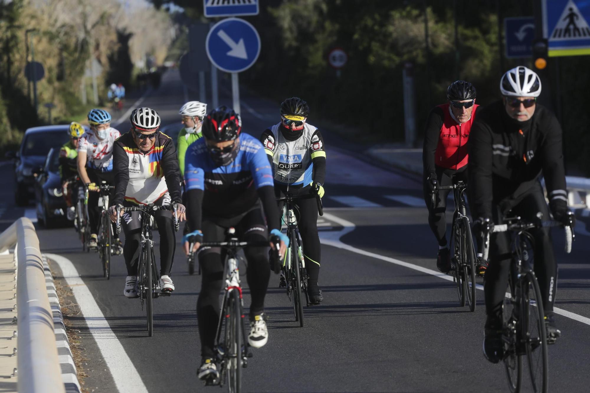 Los ciclistan abarrotan la carretera del Saler