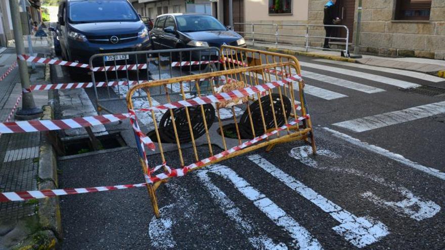 Una de las arquetas levantadas y valladas en Bueu.   | // G.NÚÑEZ