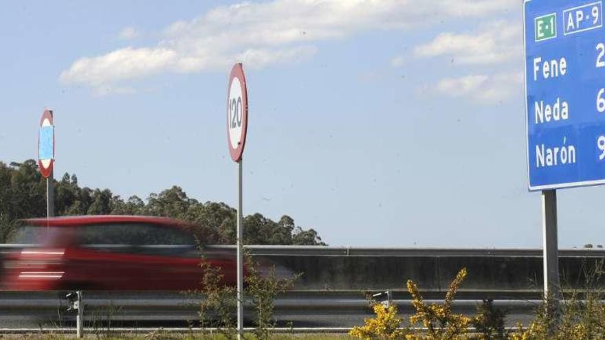 Un vehículo circula por la AP-9.