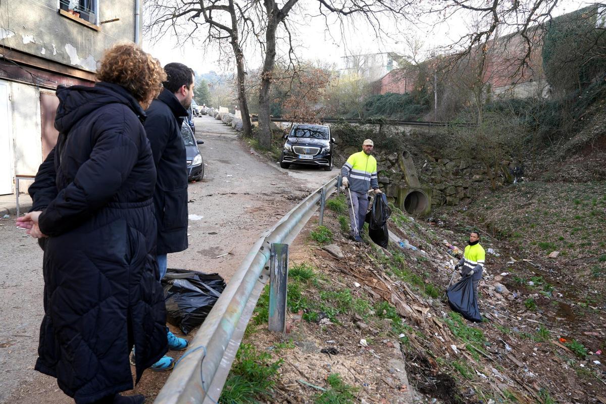 Les fotos de l'operatiu de neteja i millora de l'espai públic al barri de la Font de la Pólvora