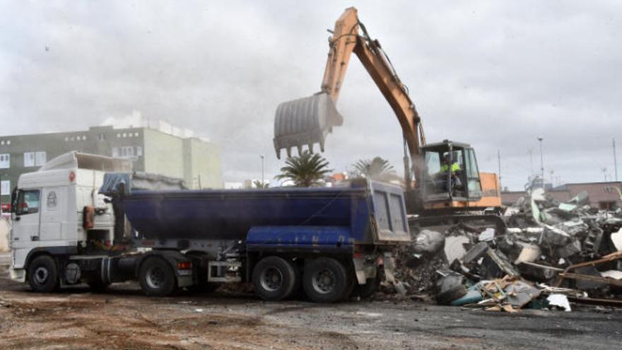 Un operario trabaja en una excavadora.