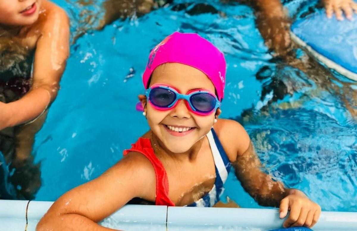 Una pequeña alumna disfruta de la piscina del centro.