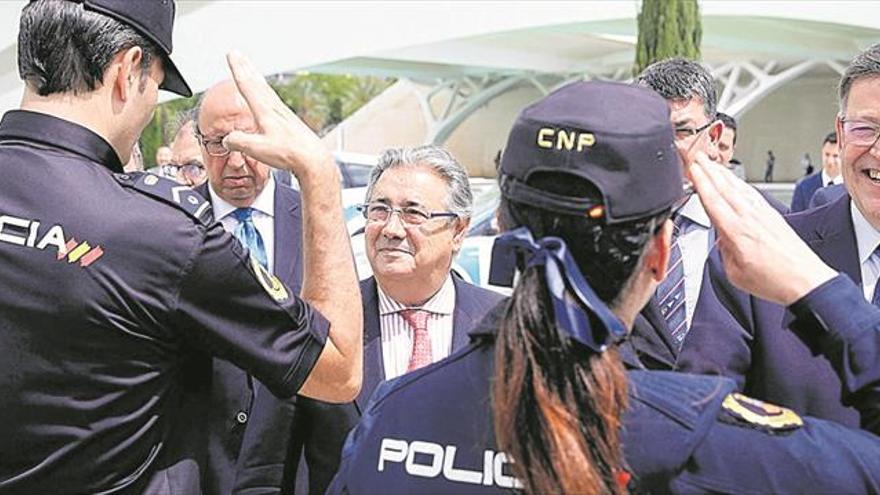 El ministro Zoido destinará más agentes a la Policía Autonómica