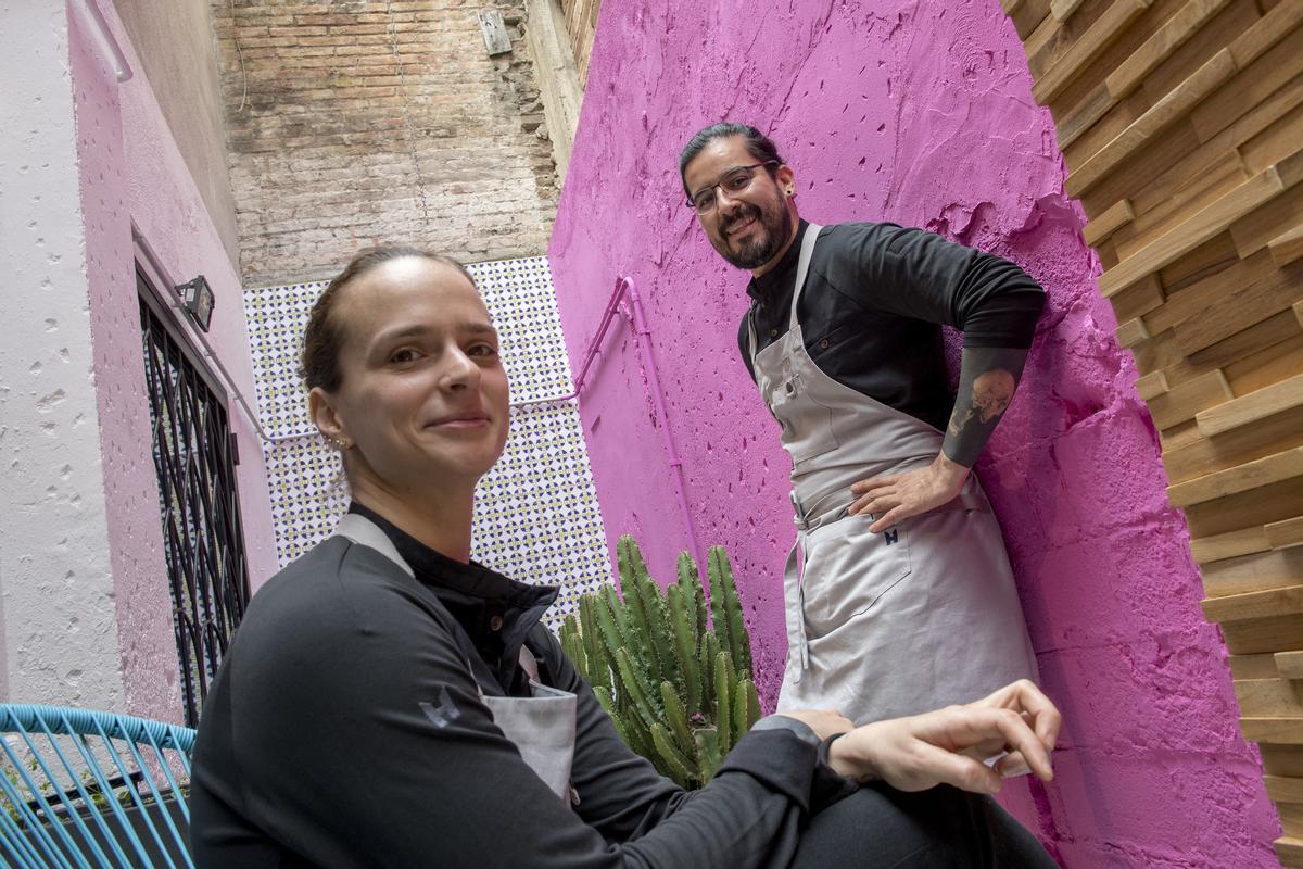 Erinna Marciano y Paco Méndez, en la terraza interior de Come.