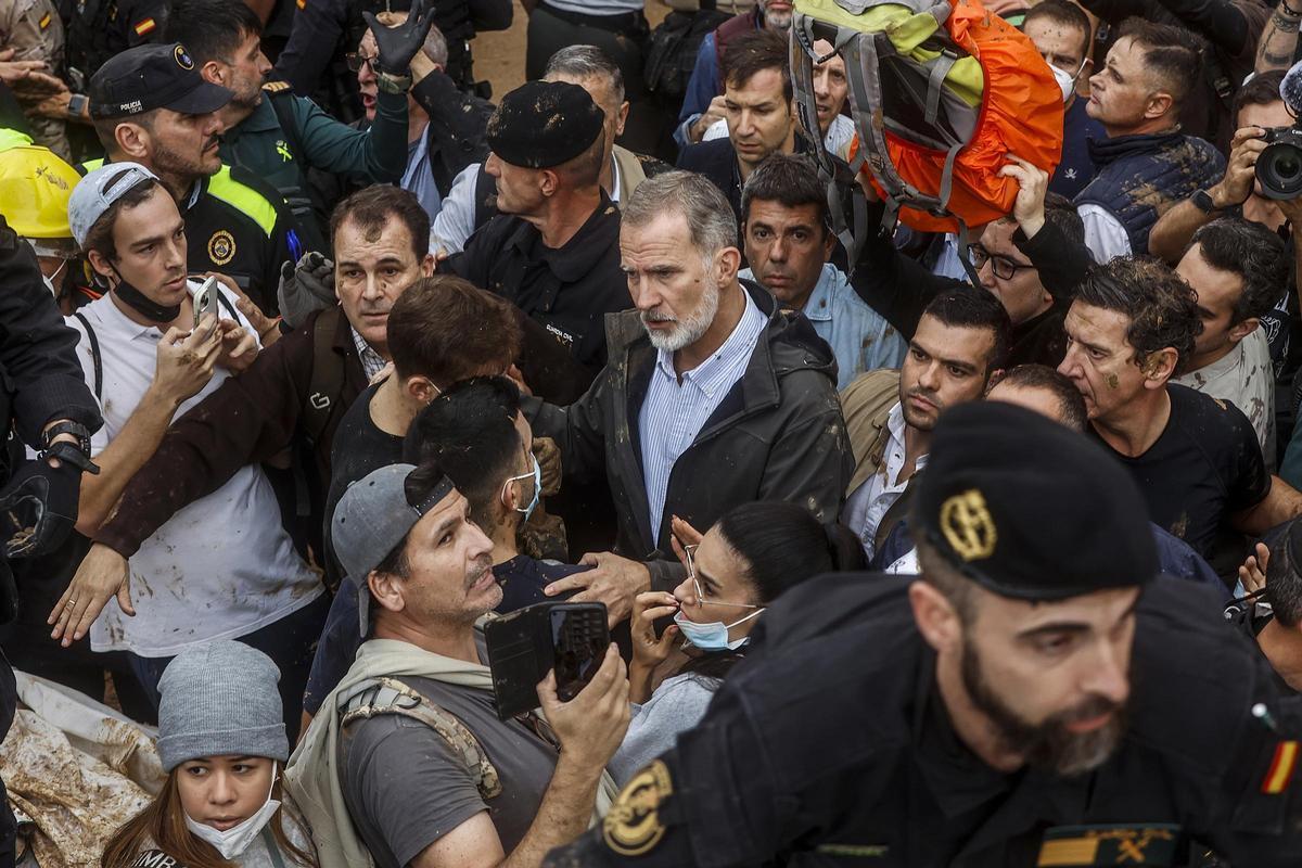 El Rey Felipe VI y el presidente de la Generalitat valenciana, Carlos Mazón, durante su visita a una zona afectada por la DANA en Paiporta, Valencia.