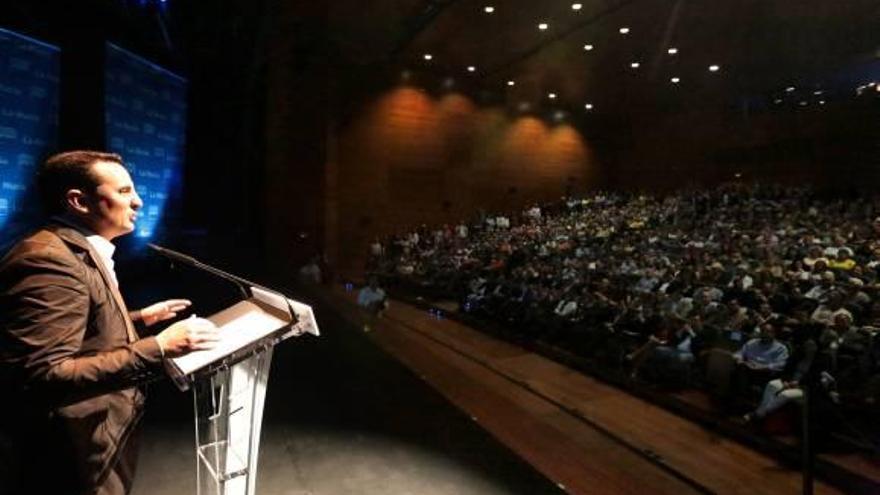 Bernabé Cano se da un baño de masas en su presentación como candidato a la Alcaldía