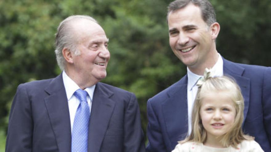El Rey Felipe junto a su padre y una de sus hijas.