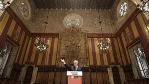 L’alcalde de Barcelona, Jaume Collboni, ahir al Saló de Cent, fent balanç dels seus dos anys de gestió. | FERRAN NADEU