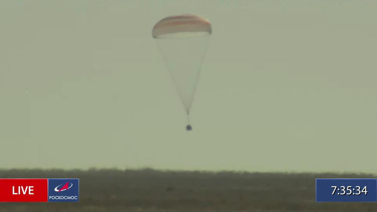La Soyuz MS-18, momentos antes de aterrizar