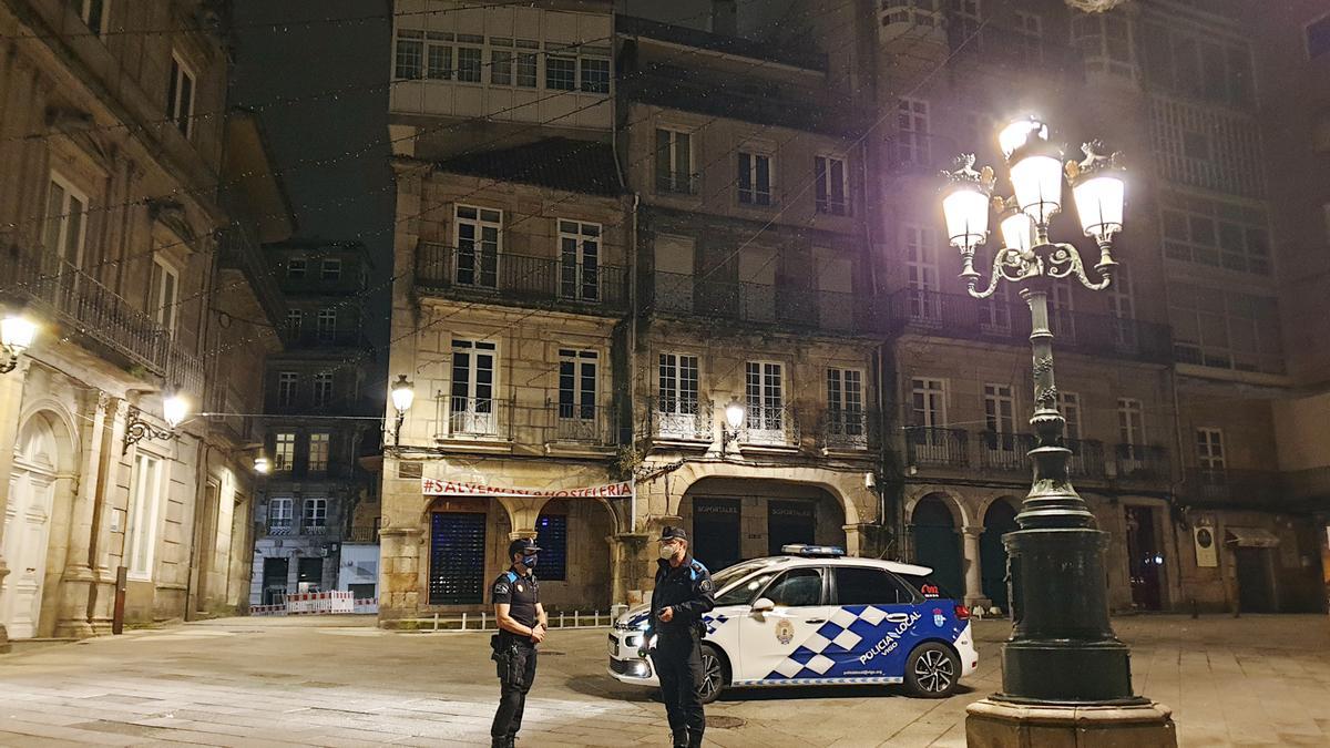 Agentes de la Policía Local durante un control nocturno