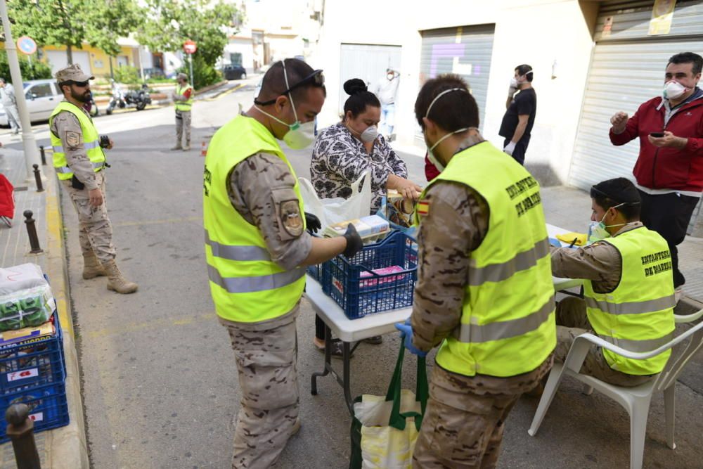 El Ejército entrega alimentos en el barrio Peral