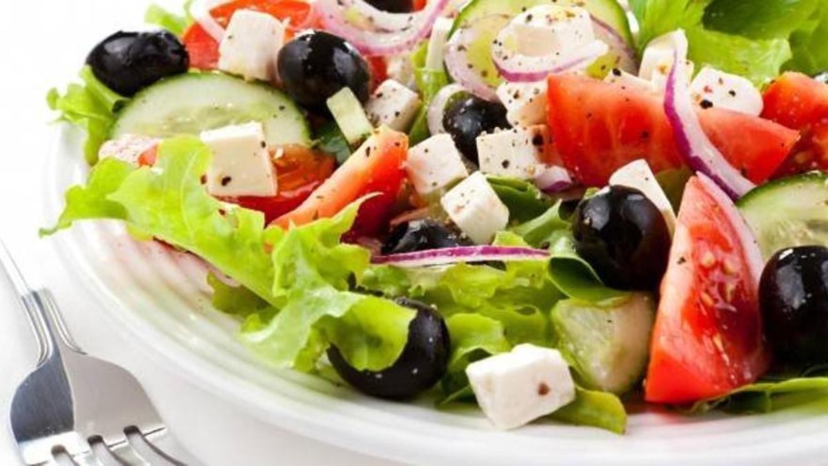 Receta de la ensalada griega que está de moda: refrescante y deliciosa