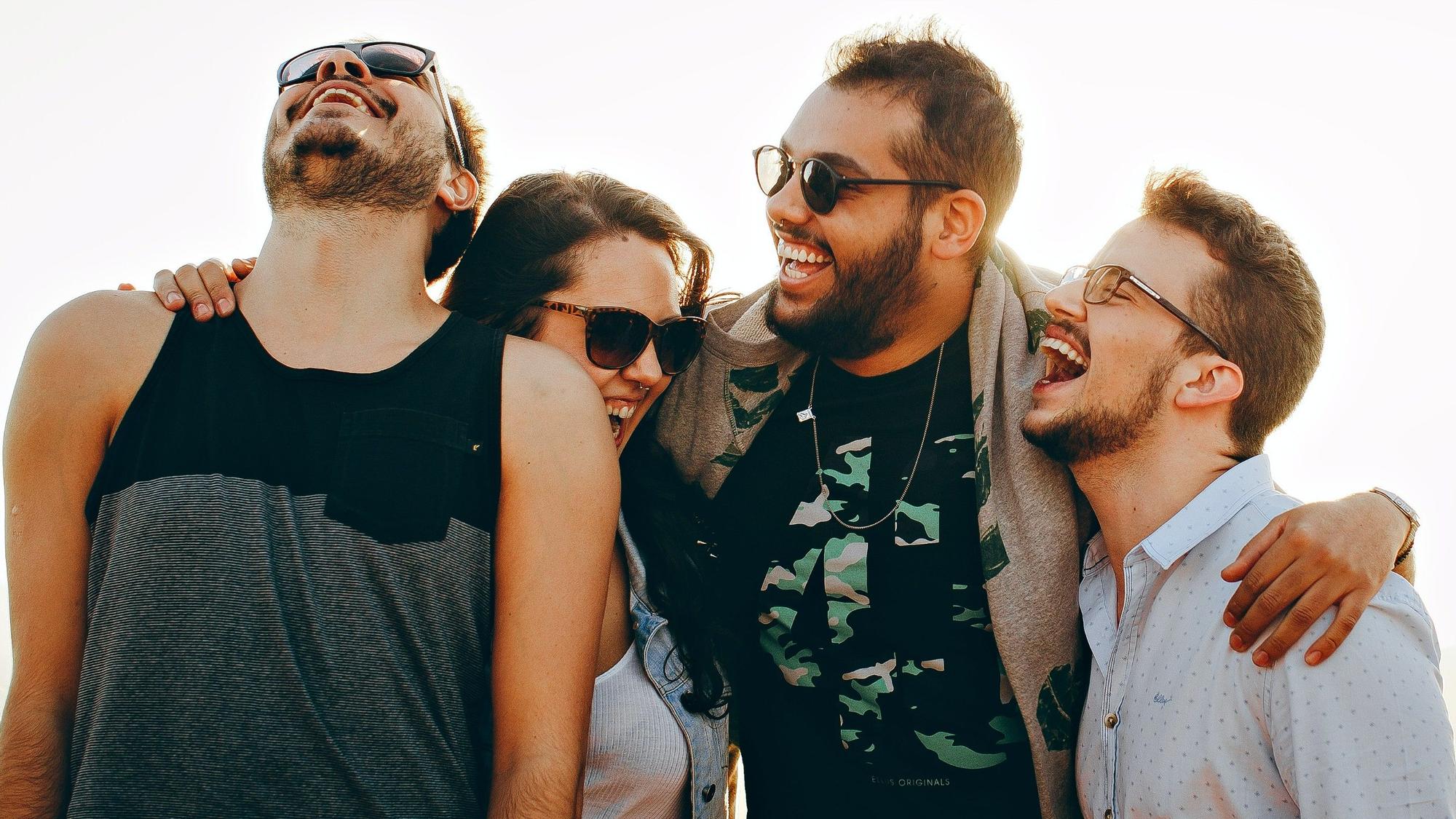 Un grupo de amigos se ríe a carcajadas