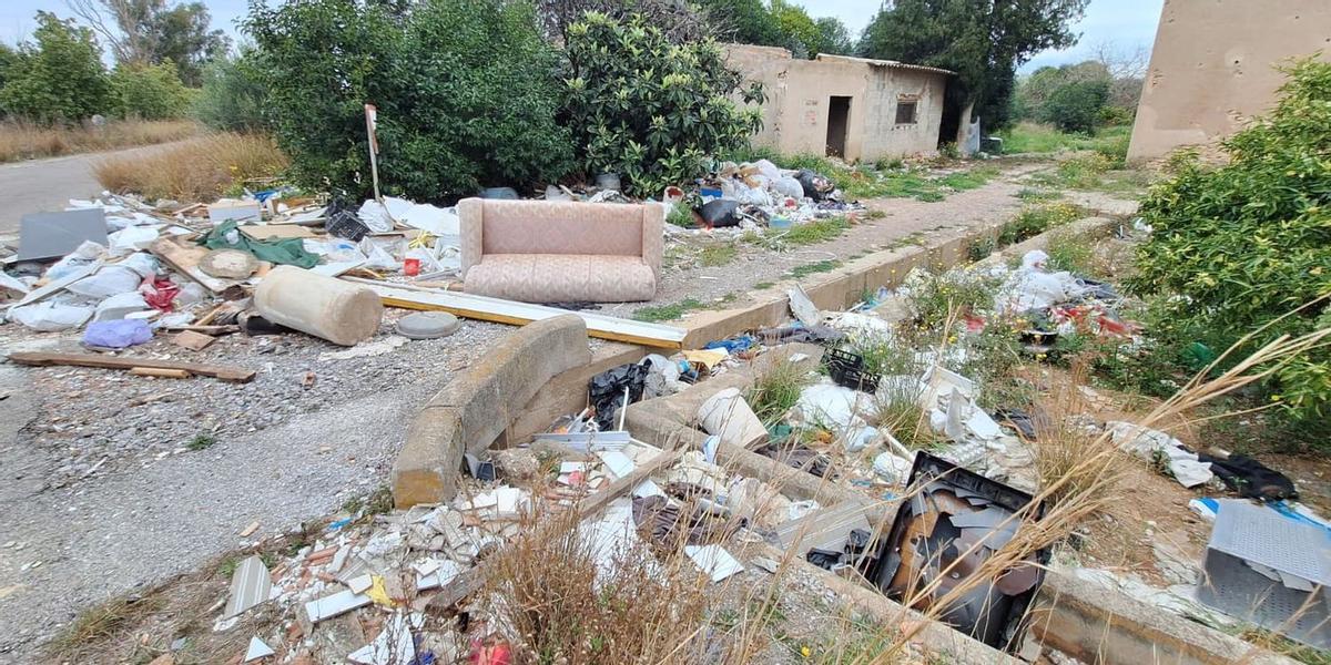 Imagen de un vertedero ilegal que se localiza junto al puente del camino del Cedre, muy próximo al casco urbano de Vila-real.