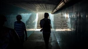 Z. M., en un túnel cercano a la estación de metro de Calella, ciudad donde ha estado durmiendo en la playa después de ser expulsado del sistema de protección.