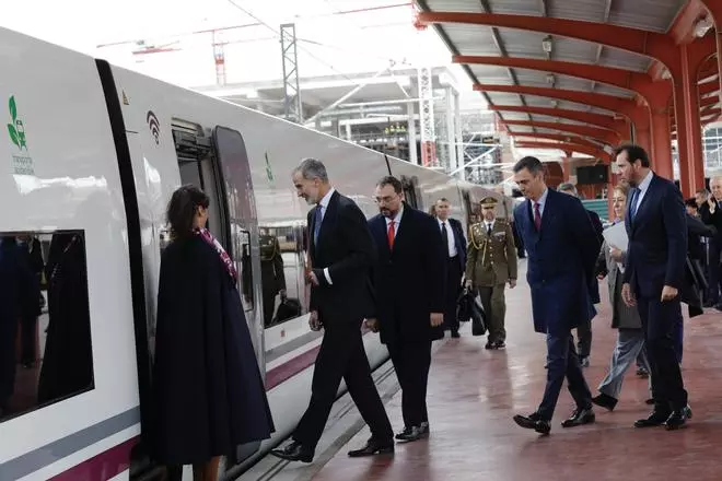 VIDEO: Sale de Madrid el primer AVE a Asturias que cruzará la Variante