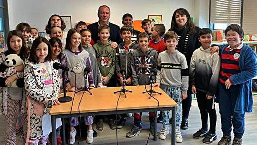 Niños del Ría do Burgo entrevistan al alcalde