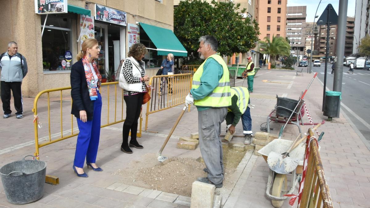 Rosa Medina supervisaba esta mañana los trabajos en la Alameda de Cervantes.