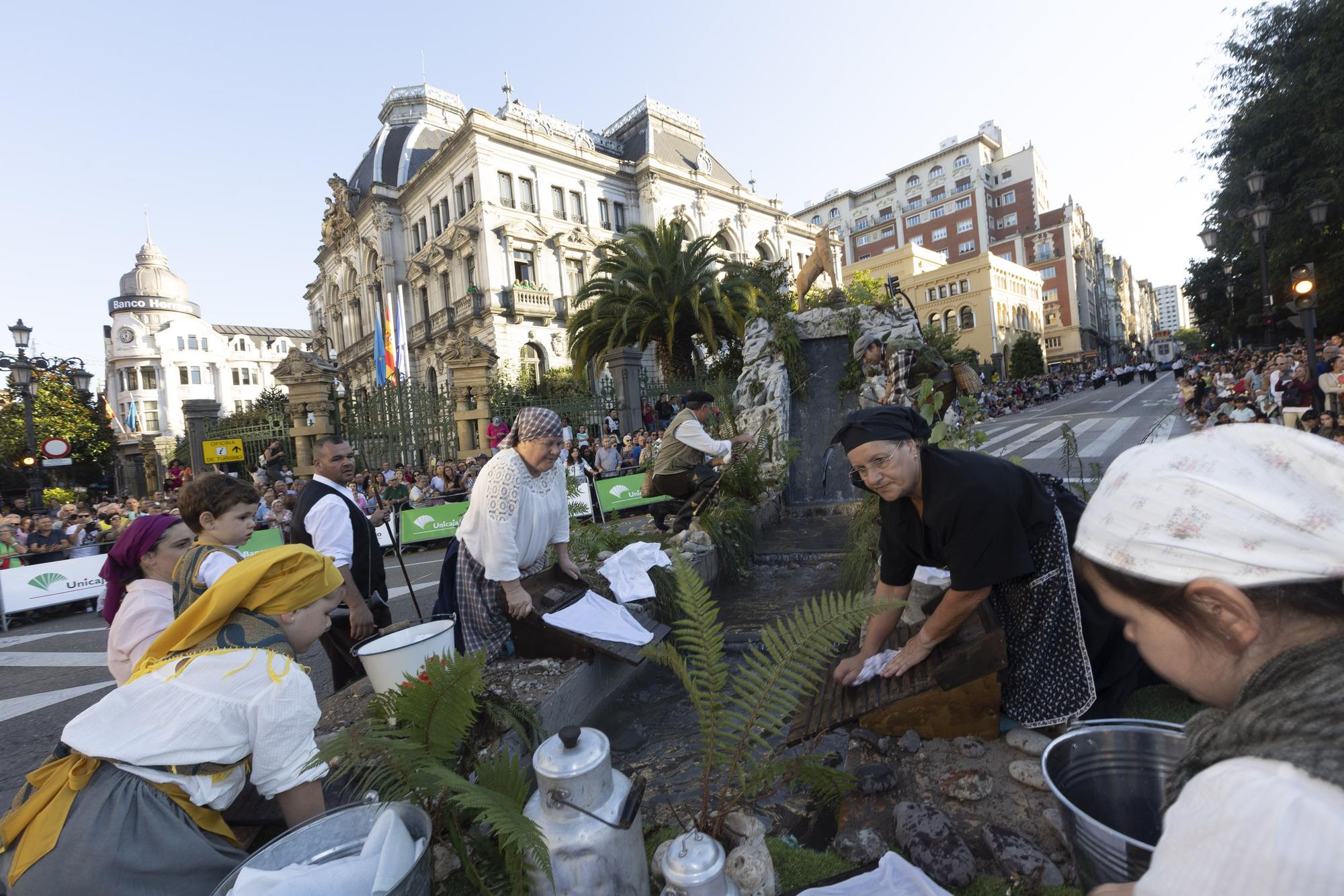 En Imágenes: El Desfile del Día de América llena las calles de Oviedo en una tarde veraniega