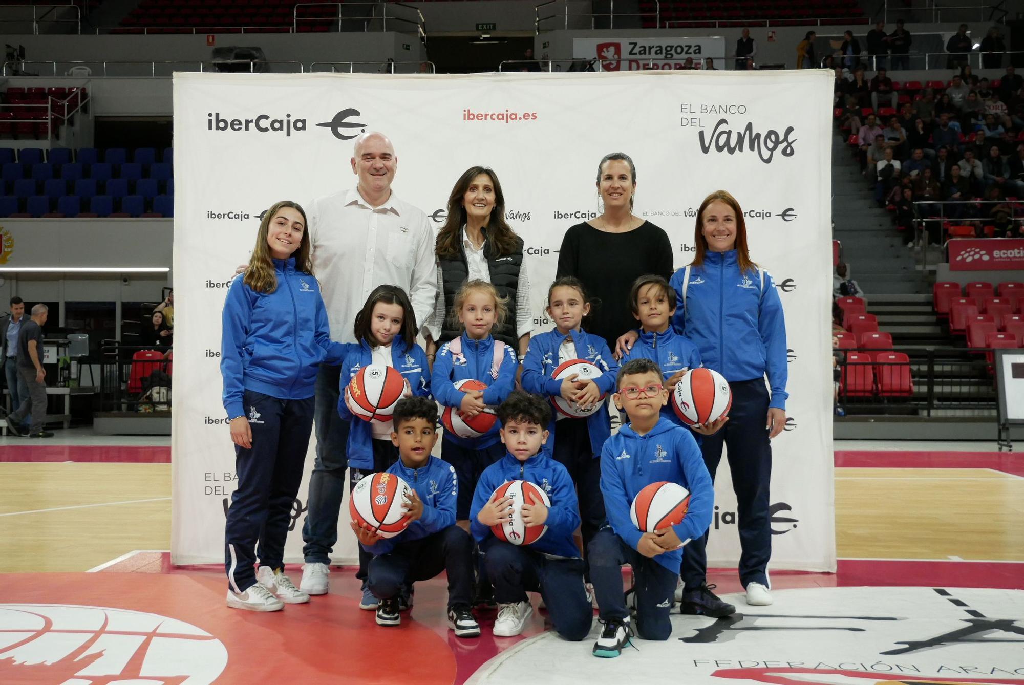 EN IMÁGENES | Reparto de balones de "Liga de Escuelas Ibercaja" en el Príncipe Felipe