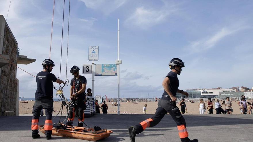 Un descenso en rápel desde 20 metros y rescates acuáticos: los bomberos de Gijón toman Poniente para mostrar sus habilidades