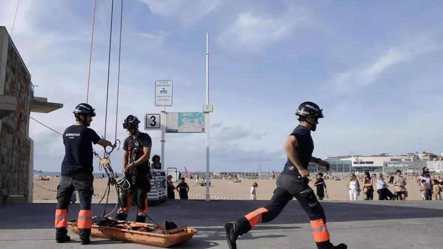 Un descenso en rápel desde 20 metros y rescates acuáticos: los bomberos de Gijón toman Poniente para mostrar sus habilidades
