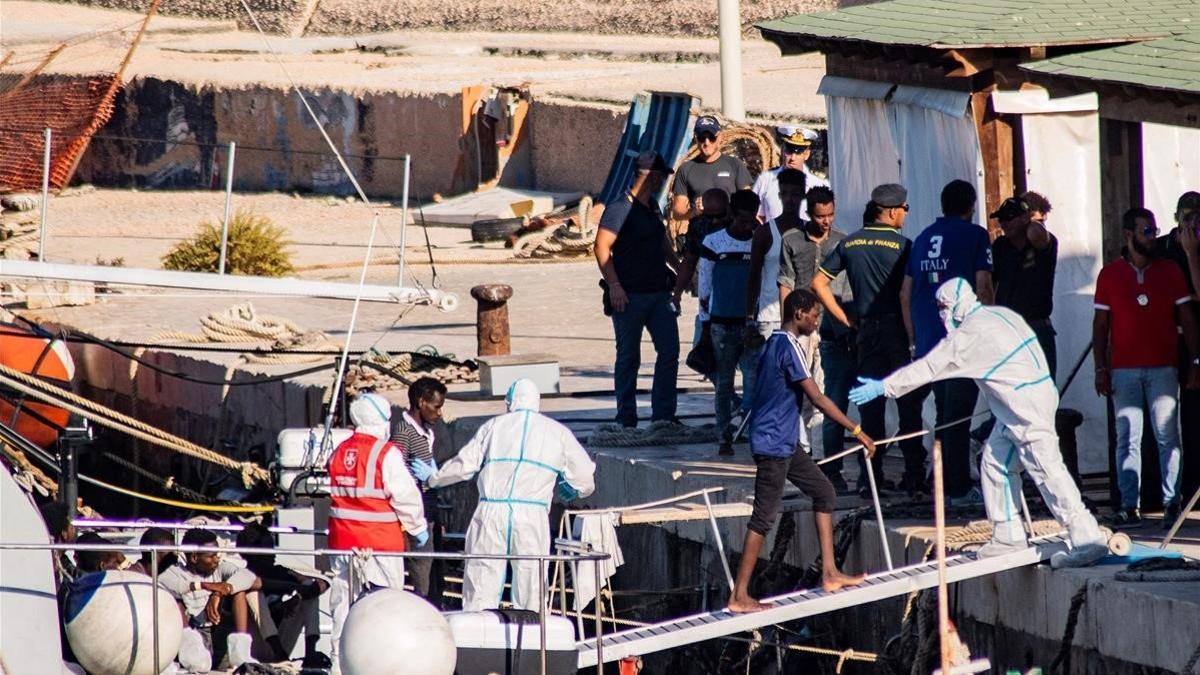 Menores no acompañados desembarcan en el puerto de Lampedusa procedentes del 'Open Arms'.