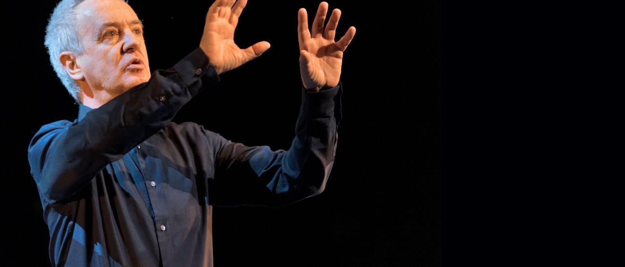 Carlos Hipólito, durante un momento 
de la interpretación de ‘Oceanía’.  | // J.L.P.