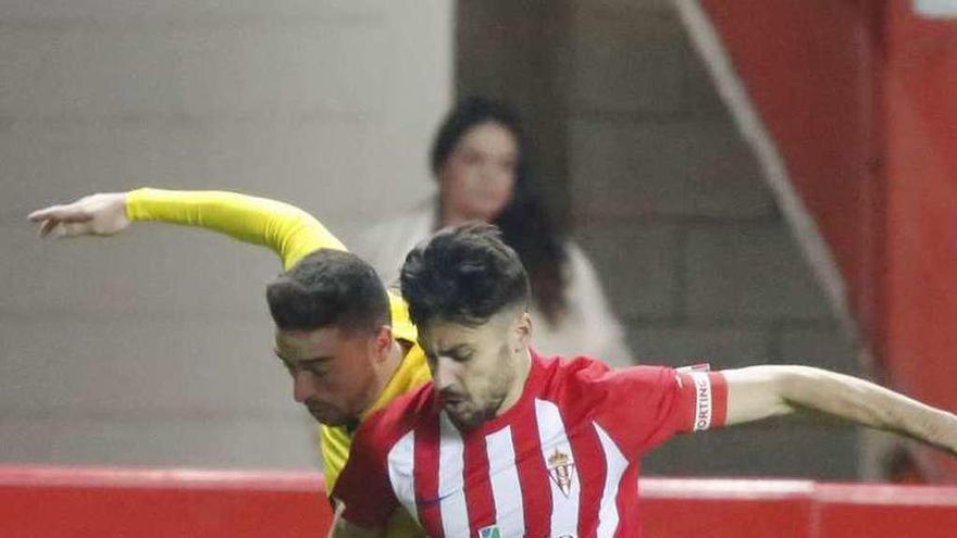 Canella disputa un balón con un jugador de Osasuna.
