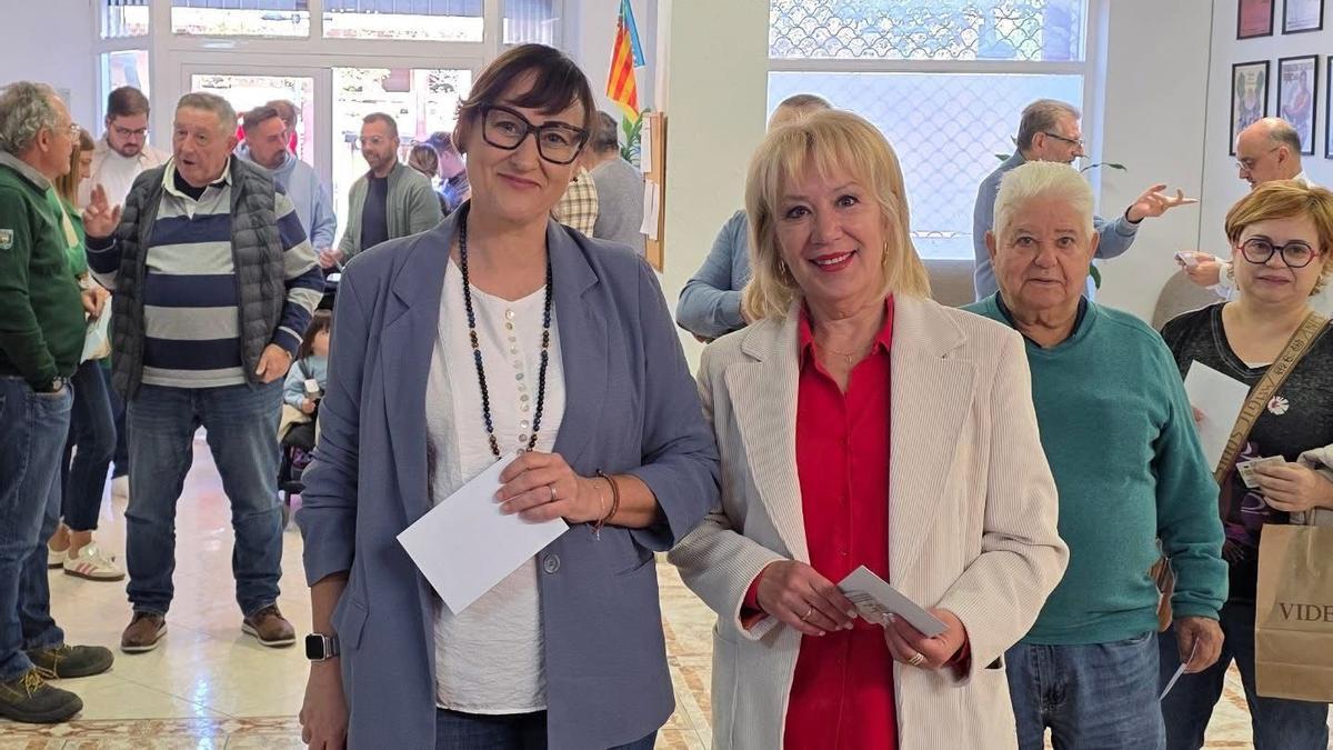 La nueva secretaria general, Nati Fajardo (izquierda), junto a la otra candidata, Trini Castelló, durante las votaciones.