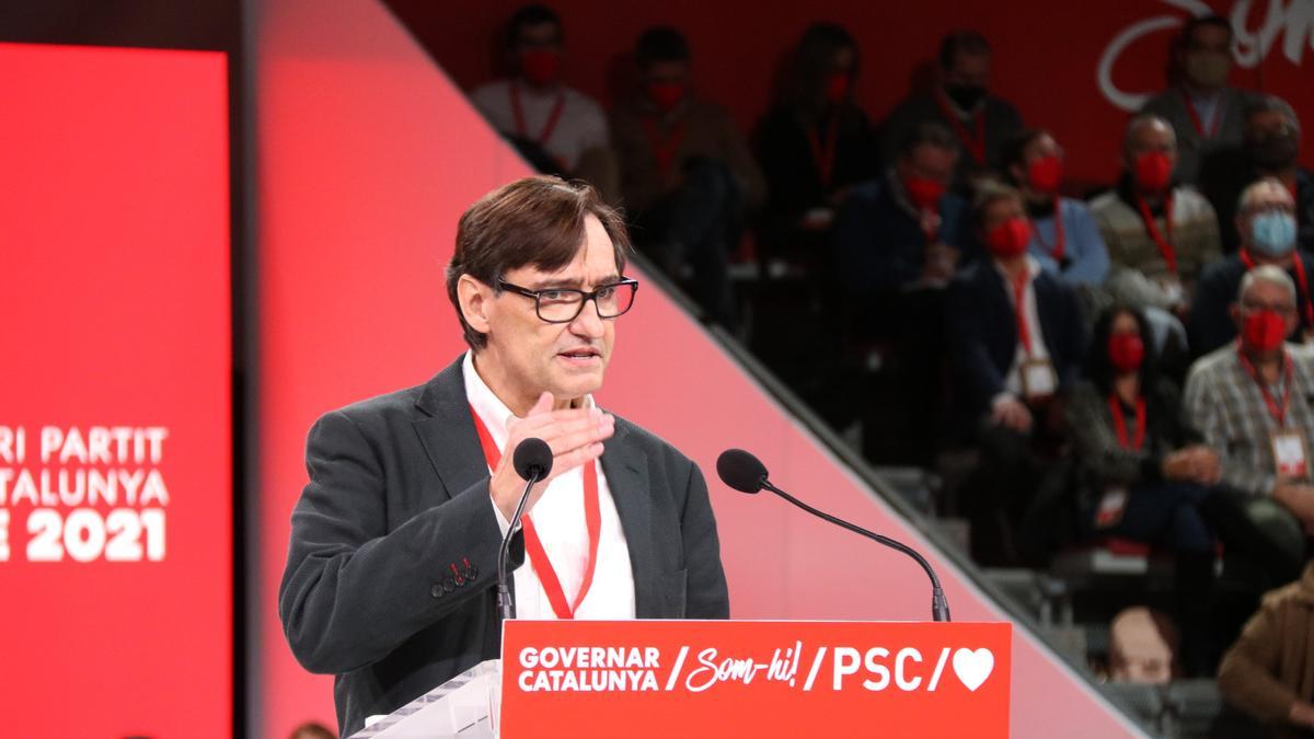 Pla mitjà del primer secretari del PSC, Salvador Illa, intervenint en la cloenda del congrés extraordinari. Imatge del 19 de desembre del 2021. Horitzontal.