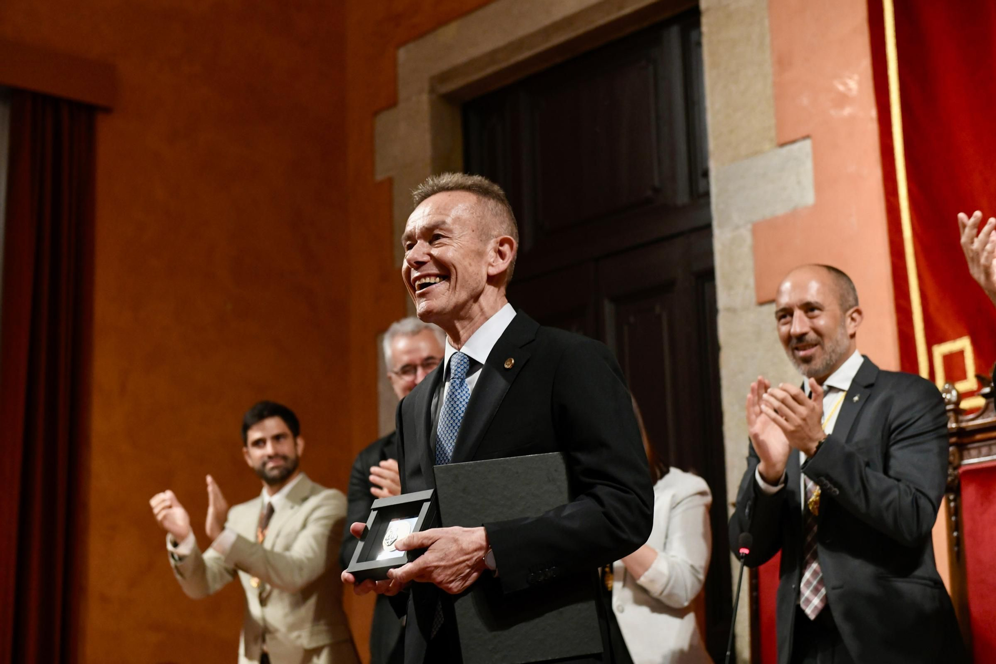 Un somrient Pere Miró rep l'aplaudiment dels assistents a l'acte després de ser designat Fill Predilecte de Manresa