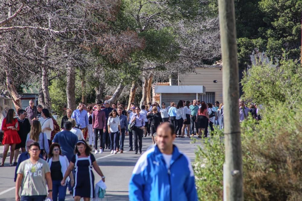 Afluencia masiva de visitantes al cementerio de Orihuela