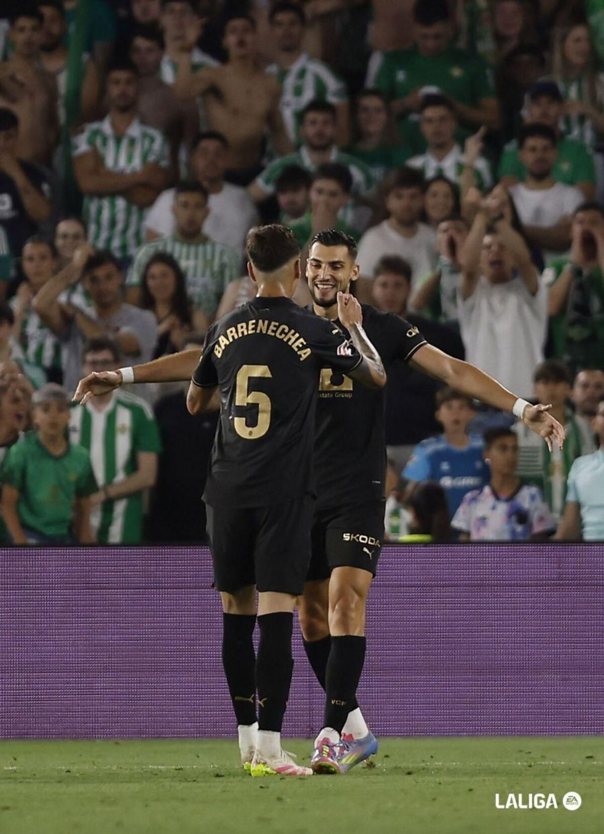 Rafa Mir y Enzo en la celebración del gol