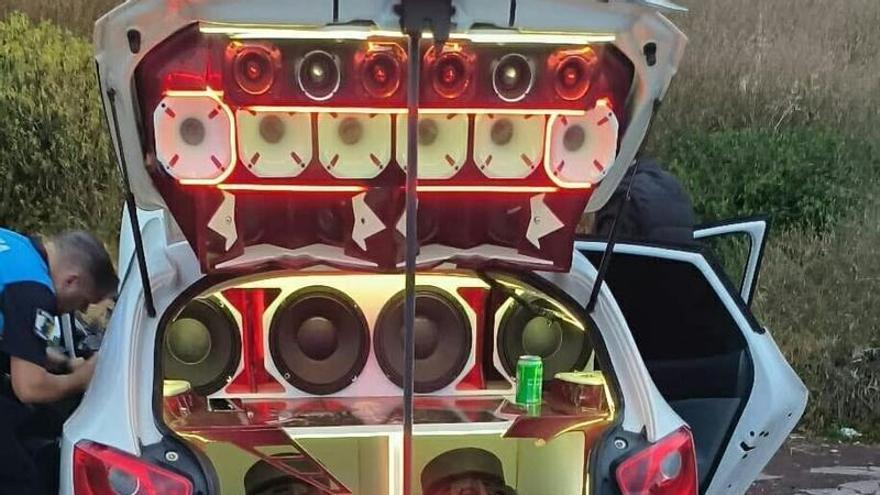 Cuatro jóvenes investigados en Tenerife por usar un coche-discoteca que molestó a los vecinos