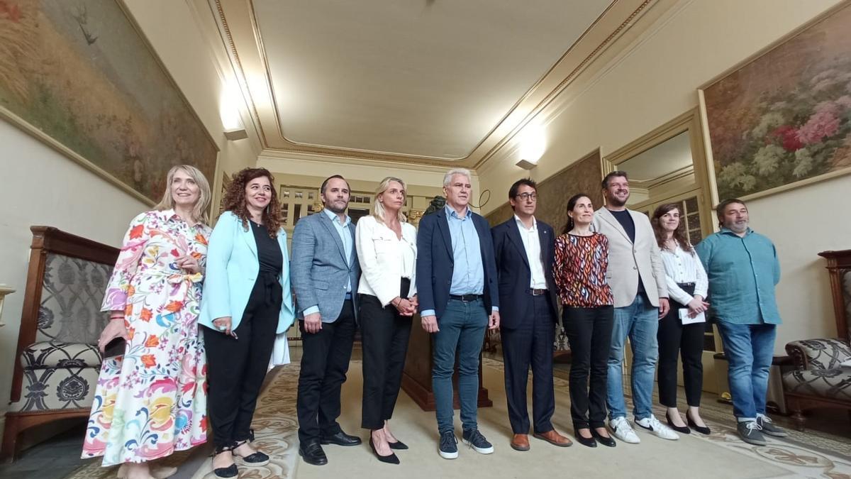 El conseller Negueruela, junto al portavoz de El PI, Josep Melià, y la presidenta de la FEHM, María Frontera, y los socios del Pacte, en el Parlament.