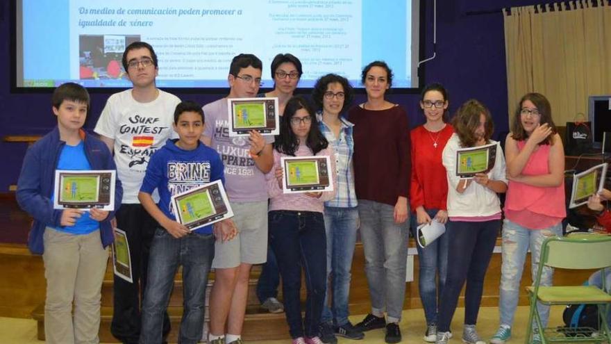 Alumnos del IES Laxeiro con los diplomas por sus trabajos del proyecto Escolas sen Racismo.