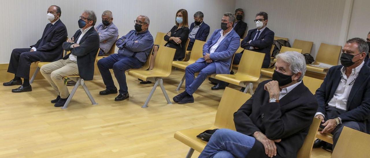 Parte de los acusados en la primera sesión del juicio que se está celebrando en la sede de la Audiencia en Elche.  | ANTONIO AMORÓS