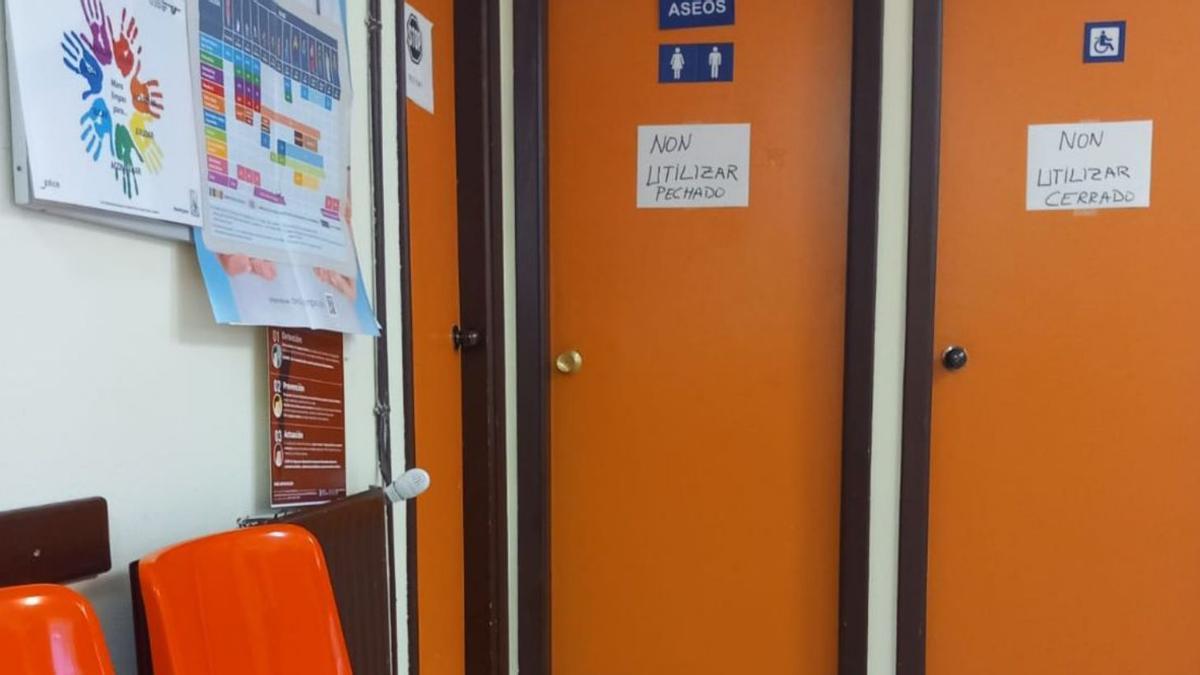 Los baños del Centro de Salud de Aldán estuvieron esta semana cerrados.   | // FDV