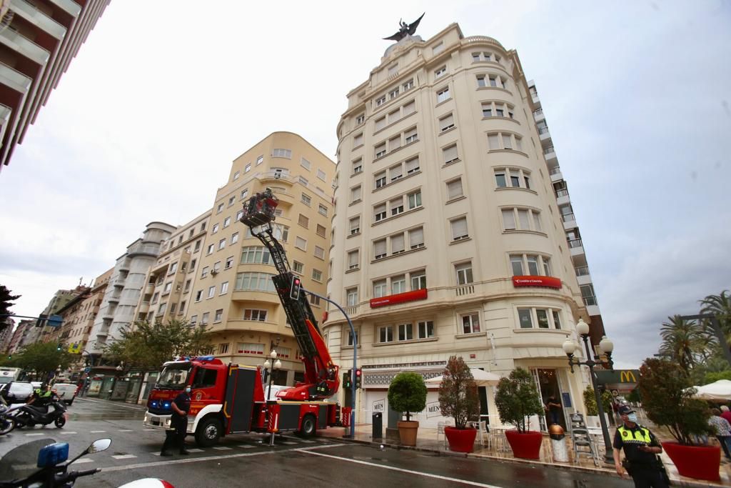 Un trozo de cornisa se desprende de un edificio de la Rambla