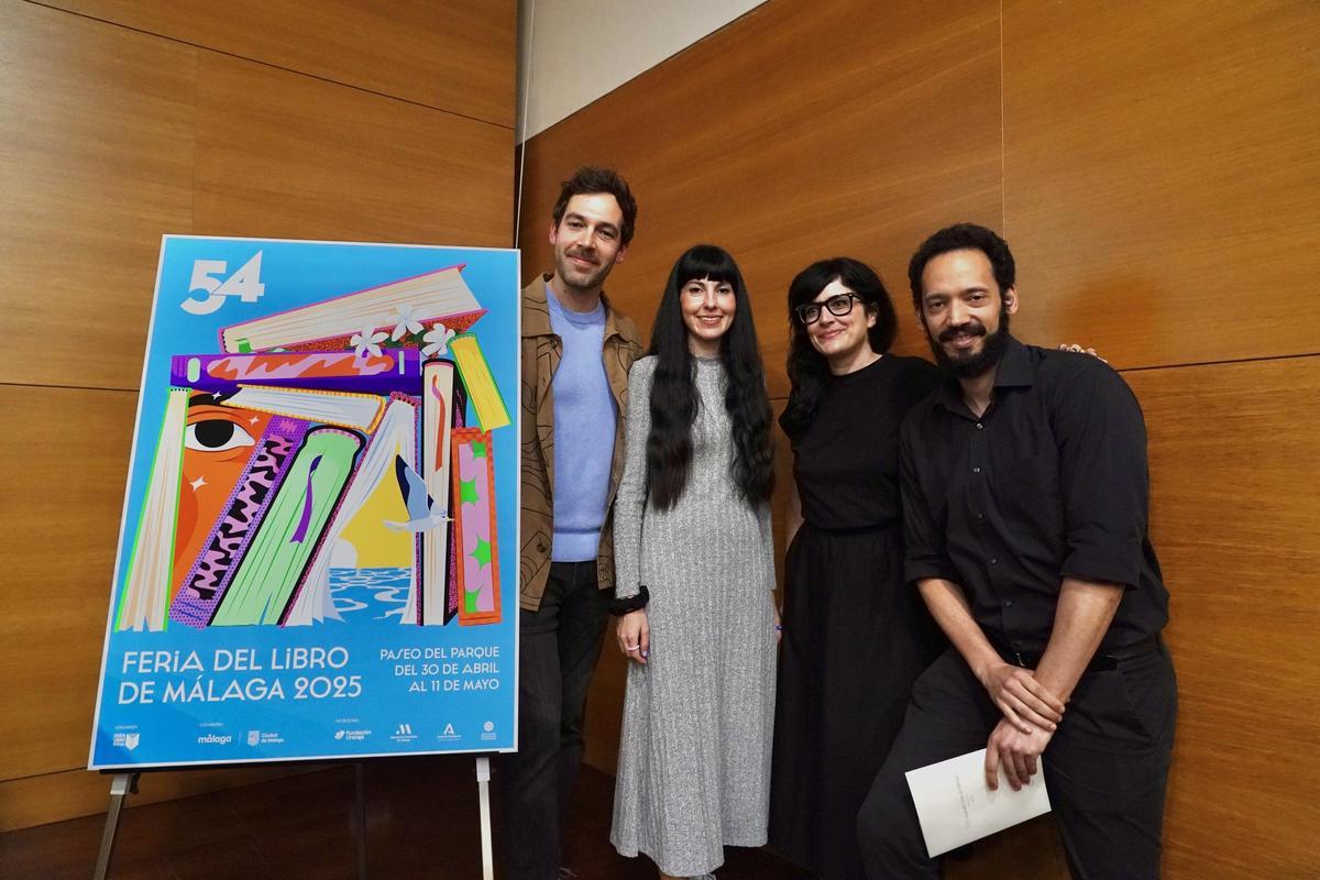 Los creadores del cartel y Rodrigo Blanco Calderón (derecha), pregonero