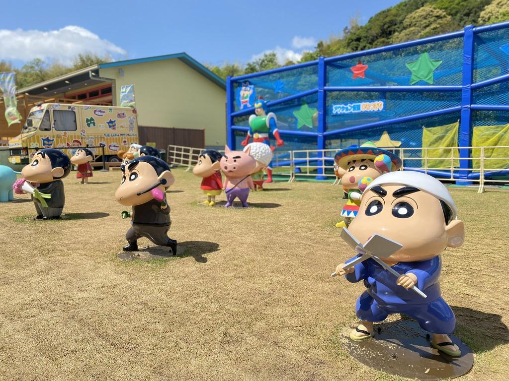 Figuras de personajes en el parque de atracciones de Shin Chan