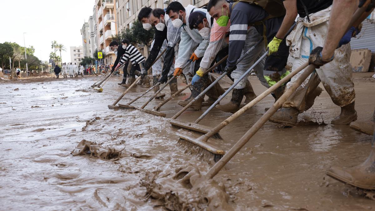 Las labores de búsqueda y limpieza se refuerzan con miles de voluntarios el fin de semana